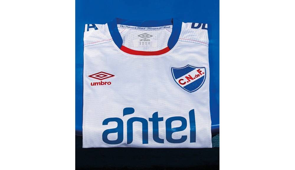 Foto. Umbro Uruguay. Así luce la nueva camiseta tricolor para 2018.