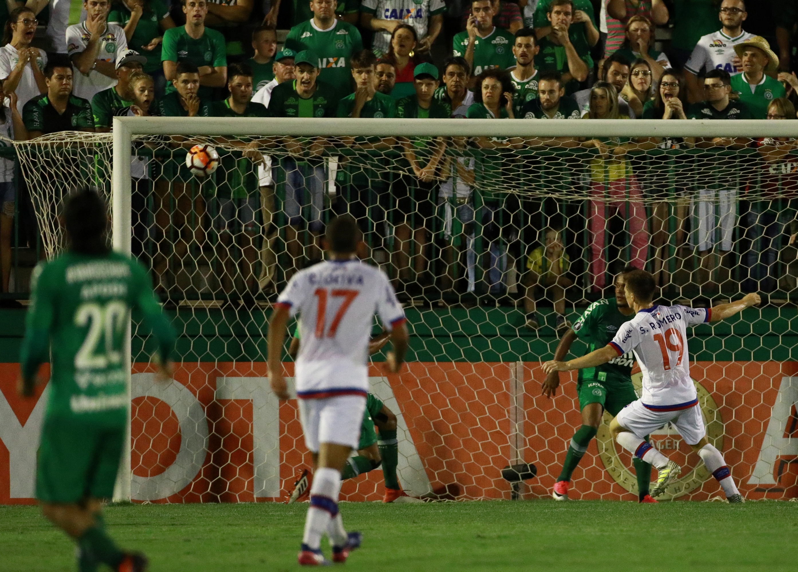 Santiago Romero festeja su gol frente a Chapecoense. Foto: AFP.