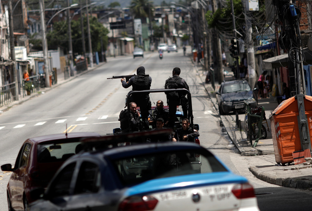 Patrullaje de militares y policías en Río. Foto: Reuters