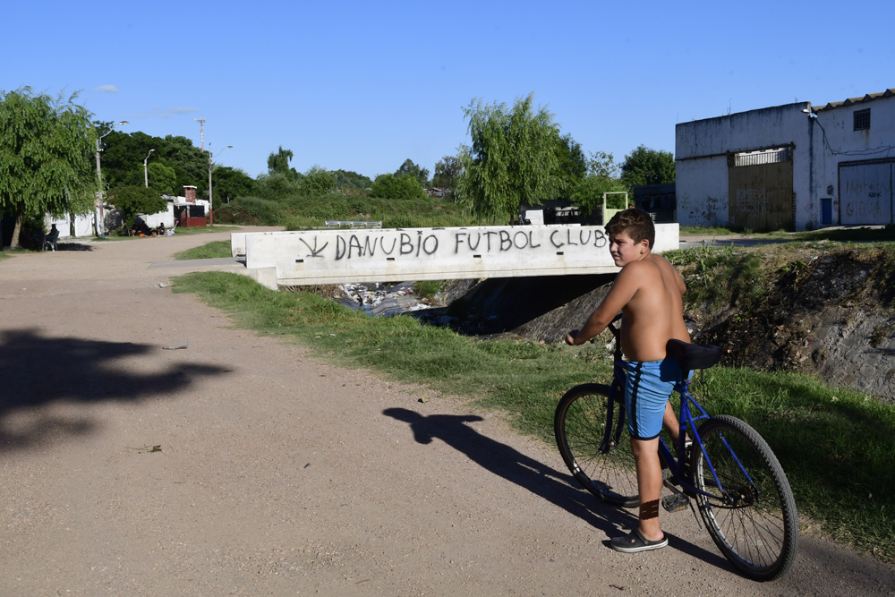 Las Acacias y Marconi están ahora conectados por dos puentes. Esto puso fin a la denuncia de que vecinos cobraban para ingresar. Foto: M. Bonjour