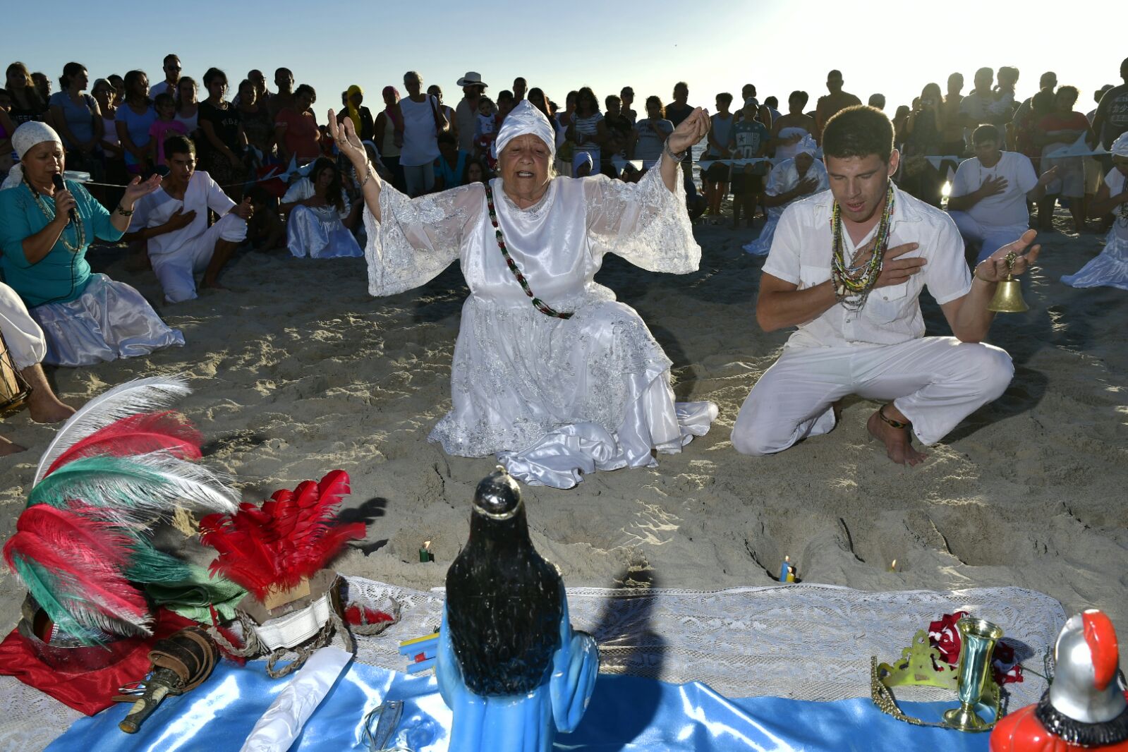 Miles celebran la fiesta de Iemanjá en playas de Montevideo. Foto: Fernando Ponzetto