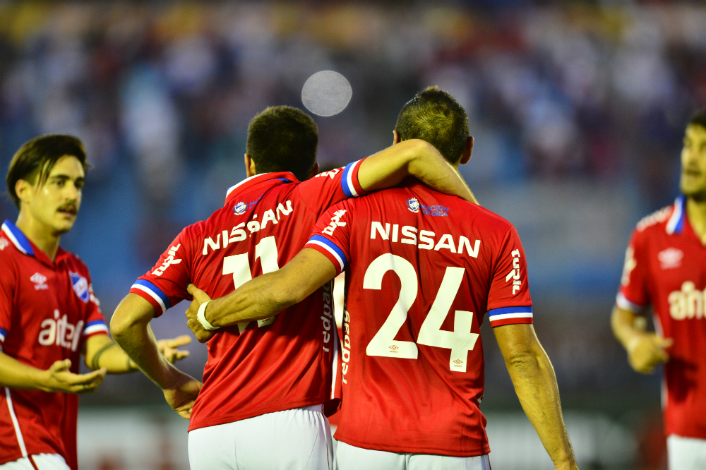 Gonzalo Bergessio y Leandro Barcia festejando un gol de Nacional