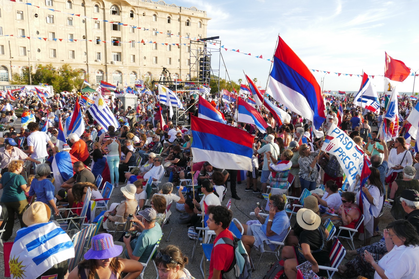 El Frente Amplio celebró sus 47 años con un multitudinario acto en Piriápolis. Foto: Ricardo Figueredo