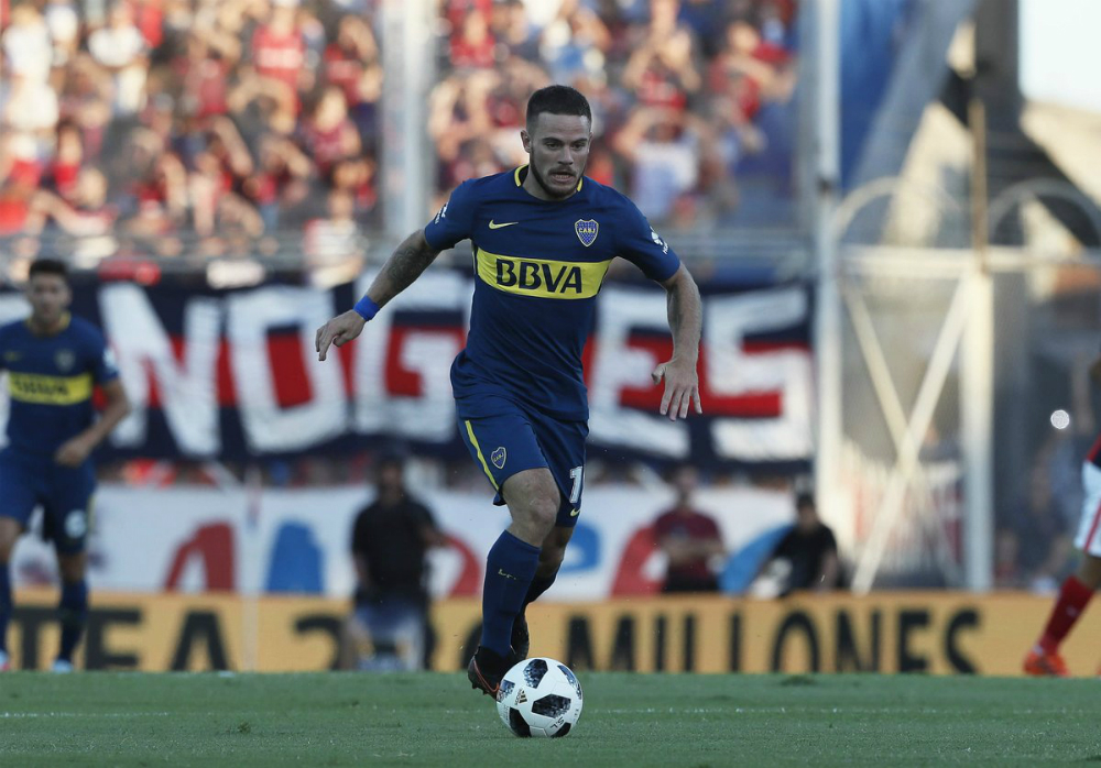 Nahitan Nández llevando la pelota en el empate de Boca y San Lorenzo
