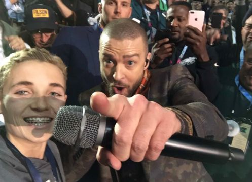 Se sacó una selfie con Justin Timerlake. Foto: Twitter @GMA