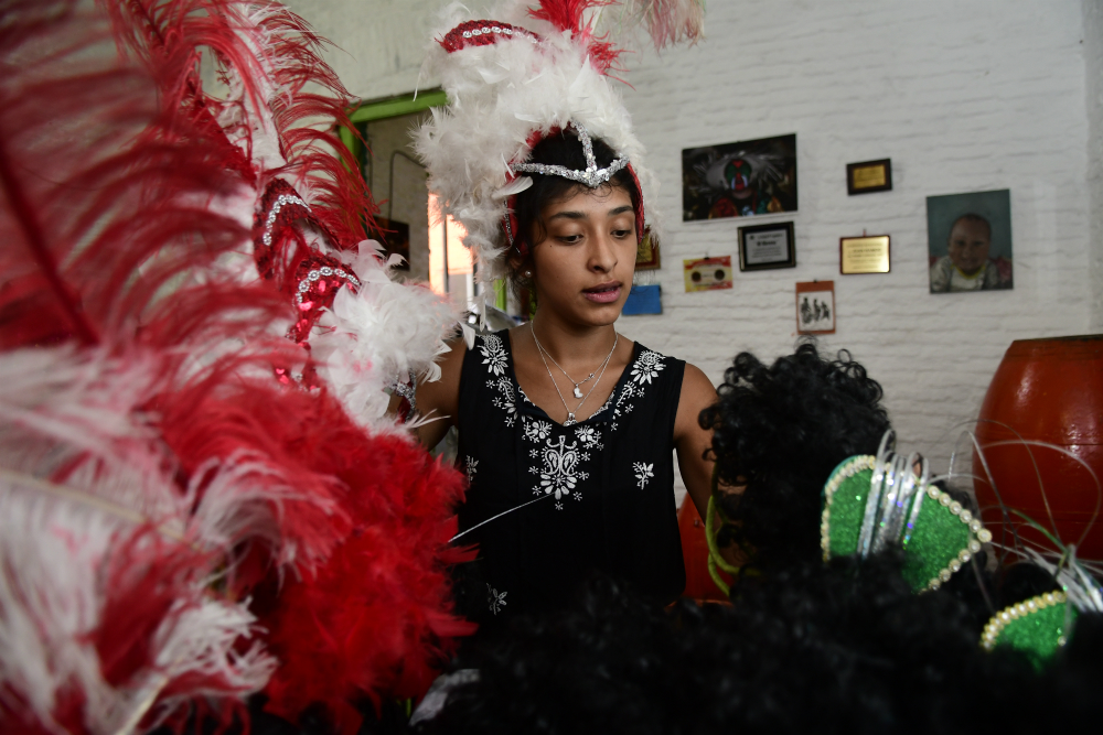 Los integrantes de Mi Morena se prueban la vestimenta que lucirán en el Desfile de Llamadas. Foto: Marcelo Bonjour