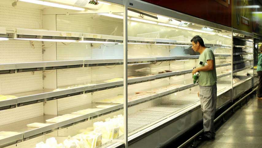 Desde hace meses los supermercados tienen pocos productos y los que hay a precios inalcanzables. Foto: Reuters