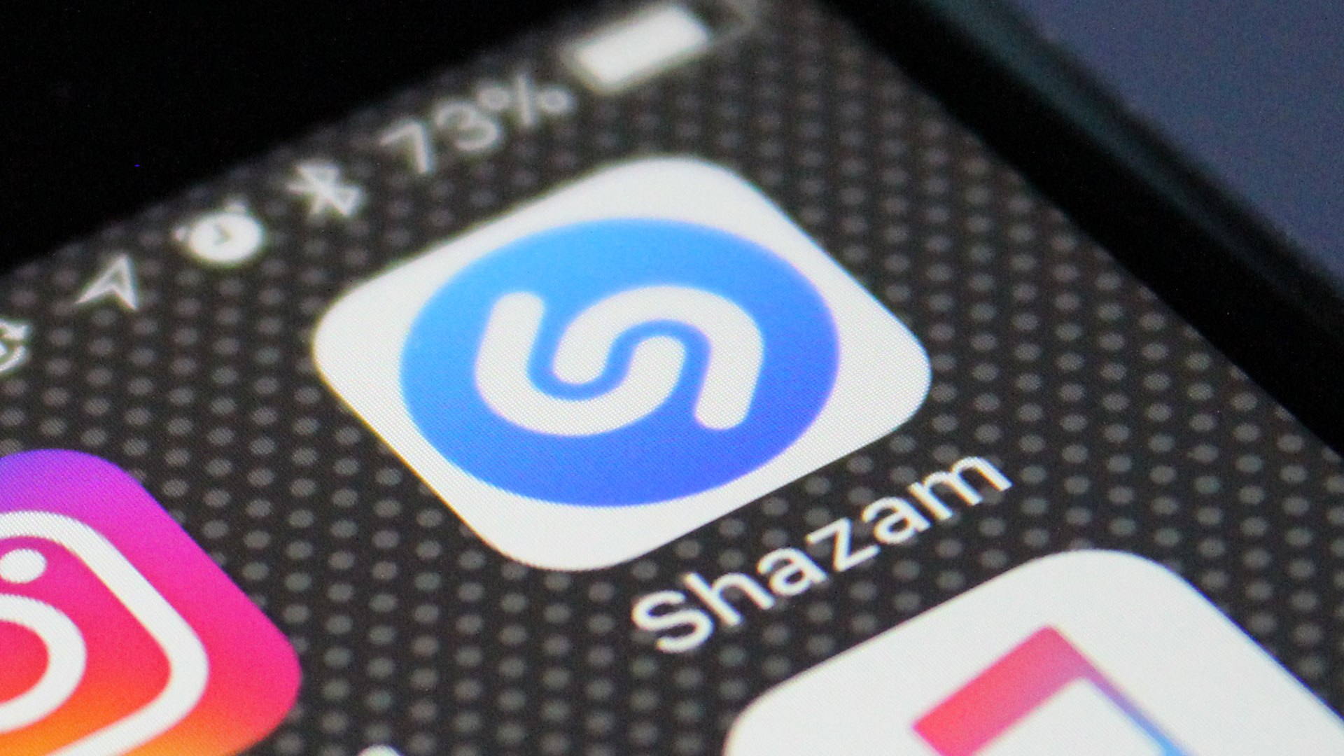 Tecnológica. Shazam desarrolla y distribuye aplicaciones de reconocimiento de música para teléfonos inteligentes, tabletas y ordenadores personales.