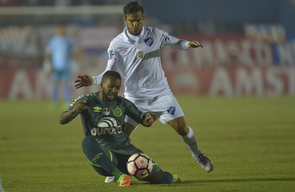 Álvaro González en el partido de Nacional contra Chapecoense. Foto: Gerardo Pérez