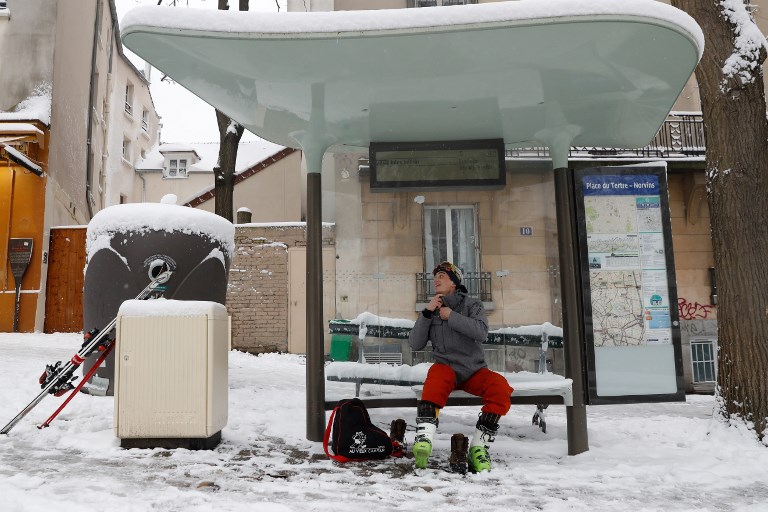 La cantidad de nueve permite que jóvenes se animen a esquiar en la ladera de Montmartre. Foto: AFP