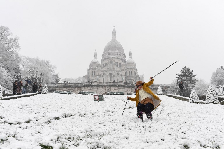 La cantidad de nueve permite que jóvenes se animen a esquiar en la ladera de Montmartre. Foto: AFP