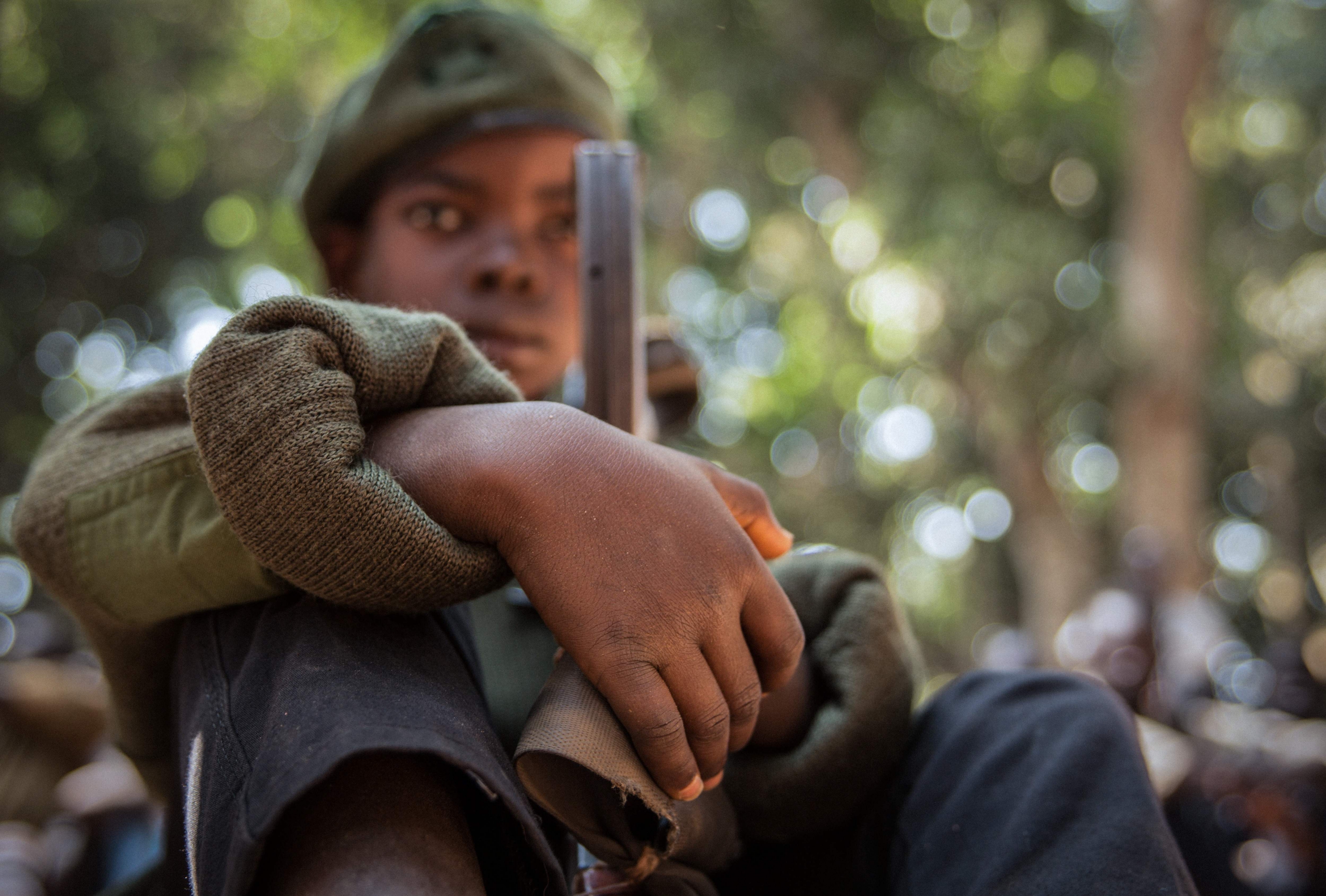 Joven soldado en ceremonia de liberación. Foto: AFP