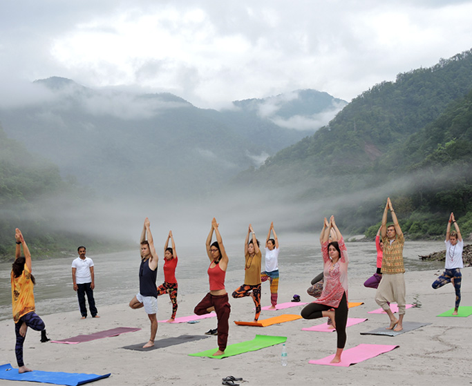 Practicando Yoga en Rishikesh.