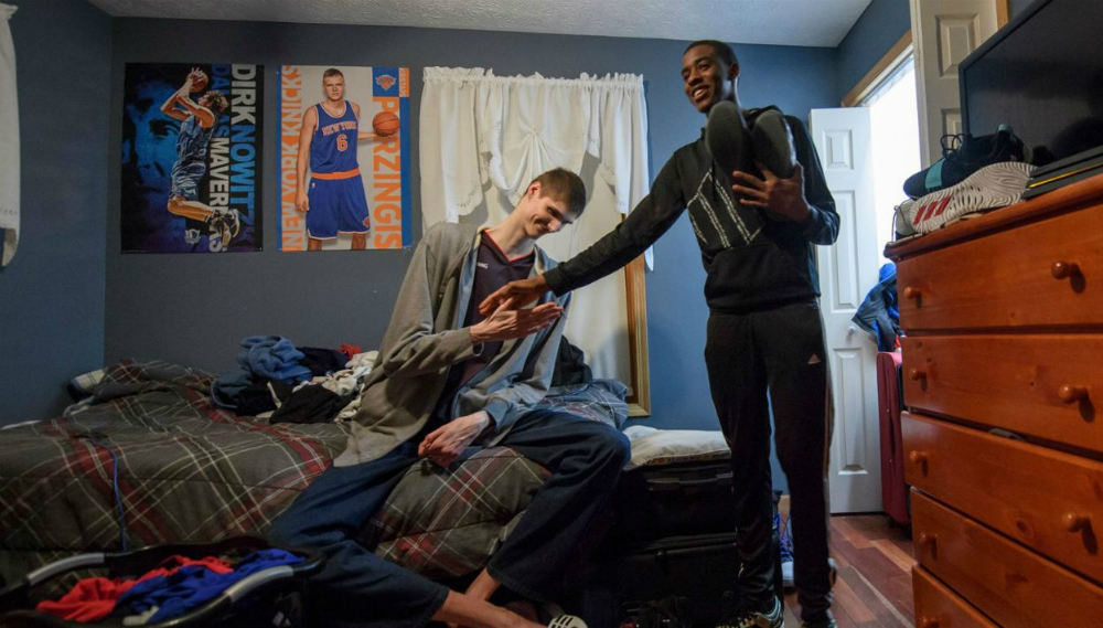 Robert Bobroczkyi, un chico de 17 años que mide 2,31 metros