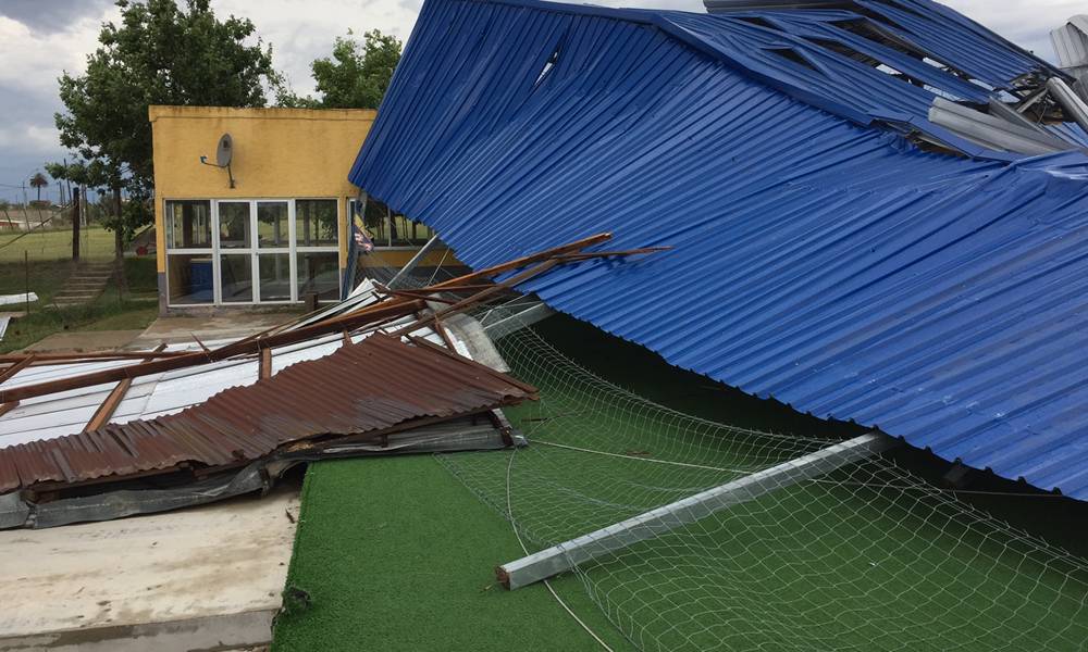 La cancha de Boca Juniors sufrió destrozos tras el temporal en Melo. Foto: Néstor Araújo