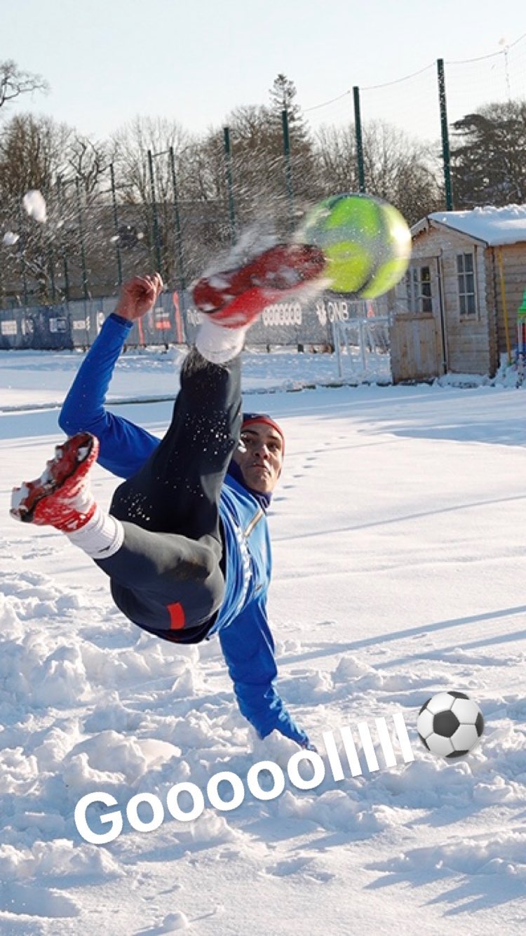 Edinson Cavani en la nieve. Foto: @cavaniofficial21