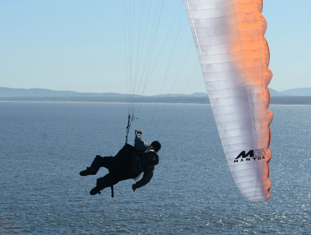 Vuelo en parapente en Punta del Este. Foto: Ricardo Figueredo