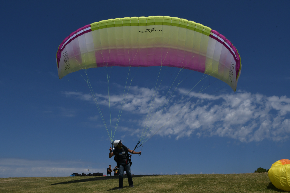 El parapentista busca el equilibrio de la tela para que se mantenga en el aire. Foto: A. Colmegna