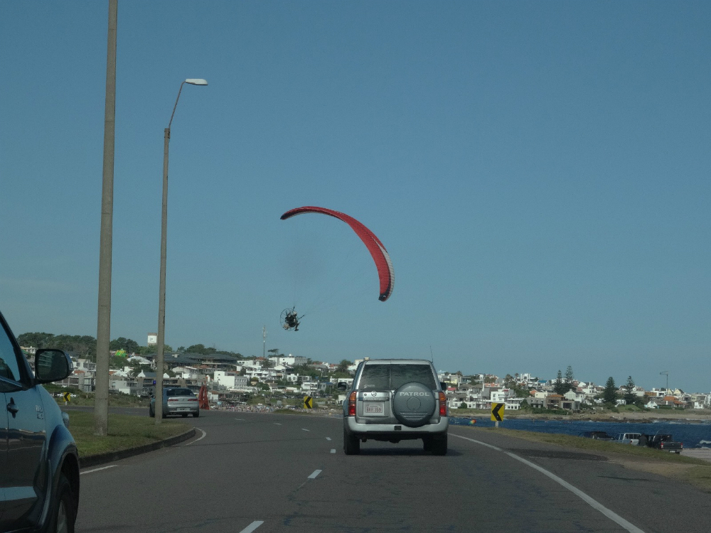 Un paramotor volando sobre las costas de Maldonado. Foto: Ricardo Figueredo