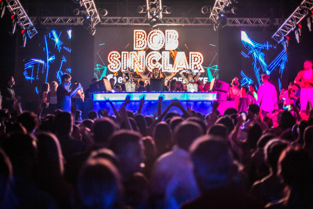Bob Sinclar pinchando discos en Ovo el año pasado. Foto: Difusión