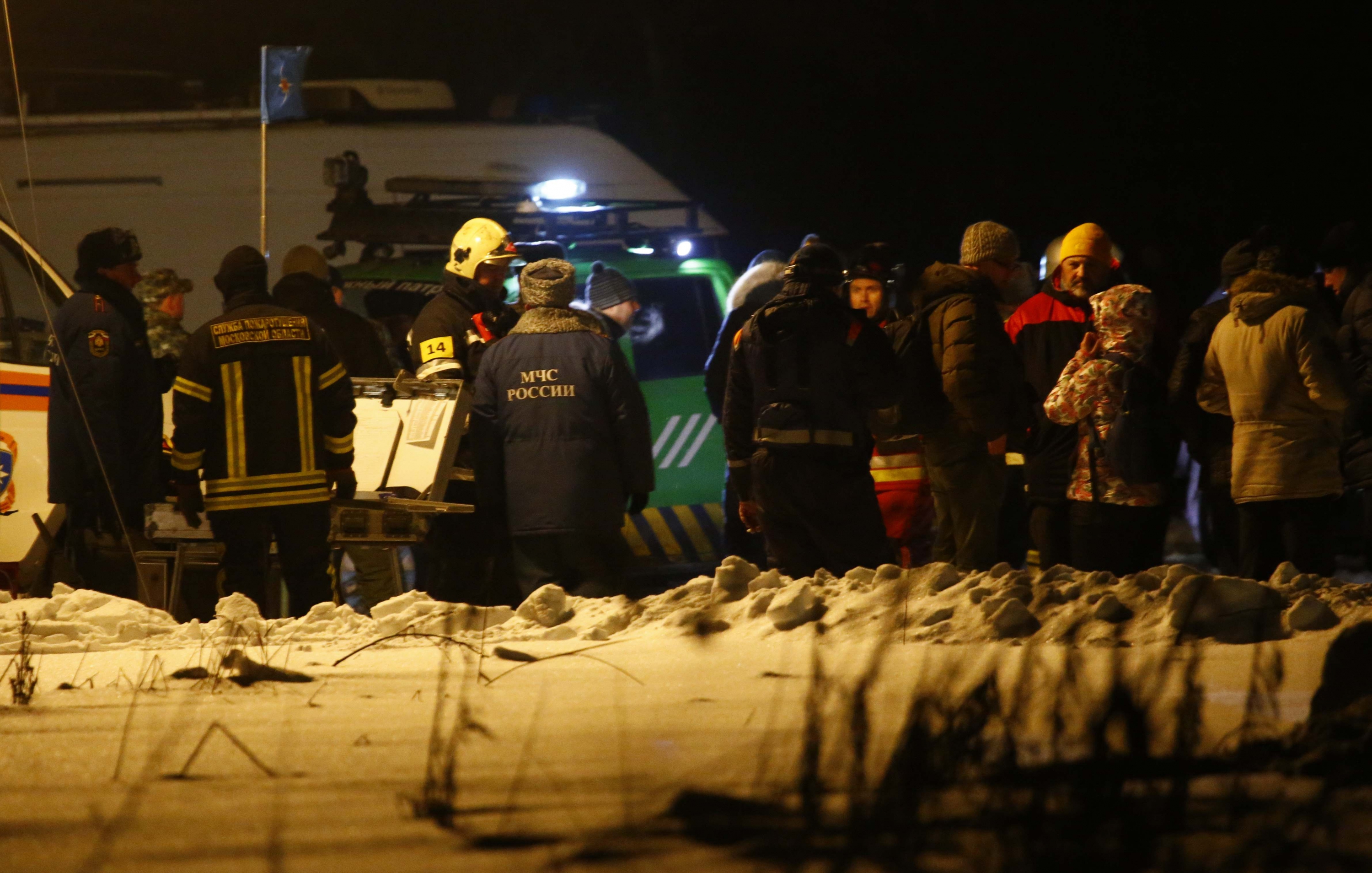 Servicios de Emergencia trabajan luego de que el avión ruso se estrellara. Foto: Reuters