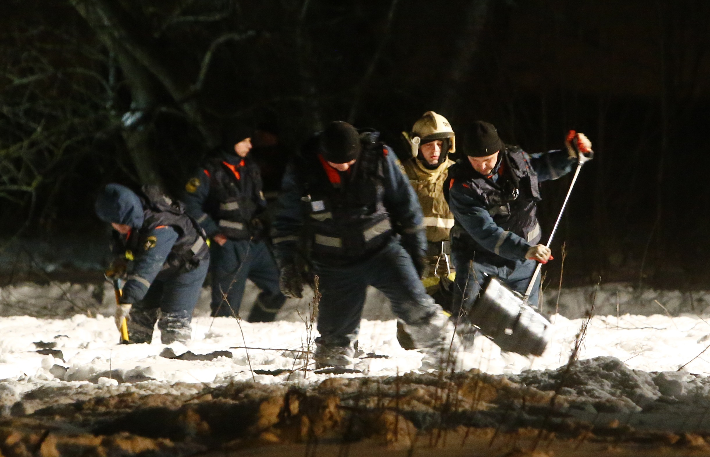 Servicios de Emergencia trabajan luego de que el avión ruso se estrellara. Foto: Reuters