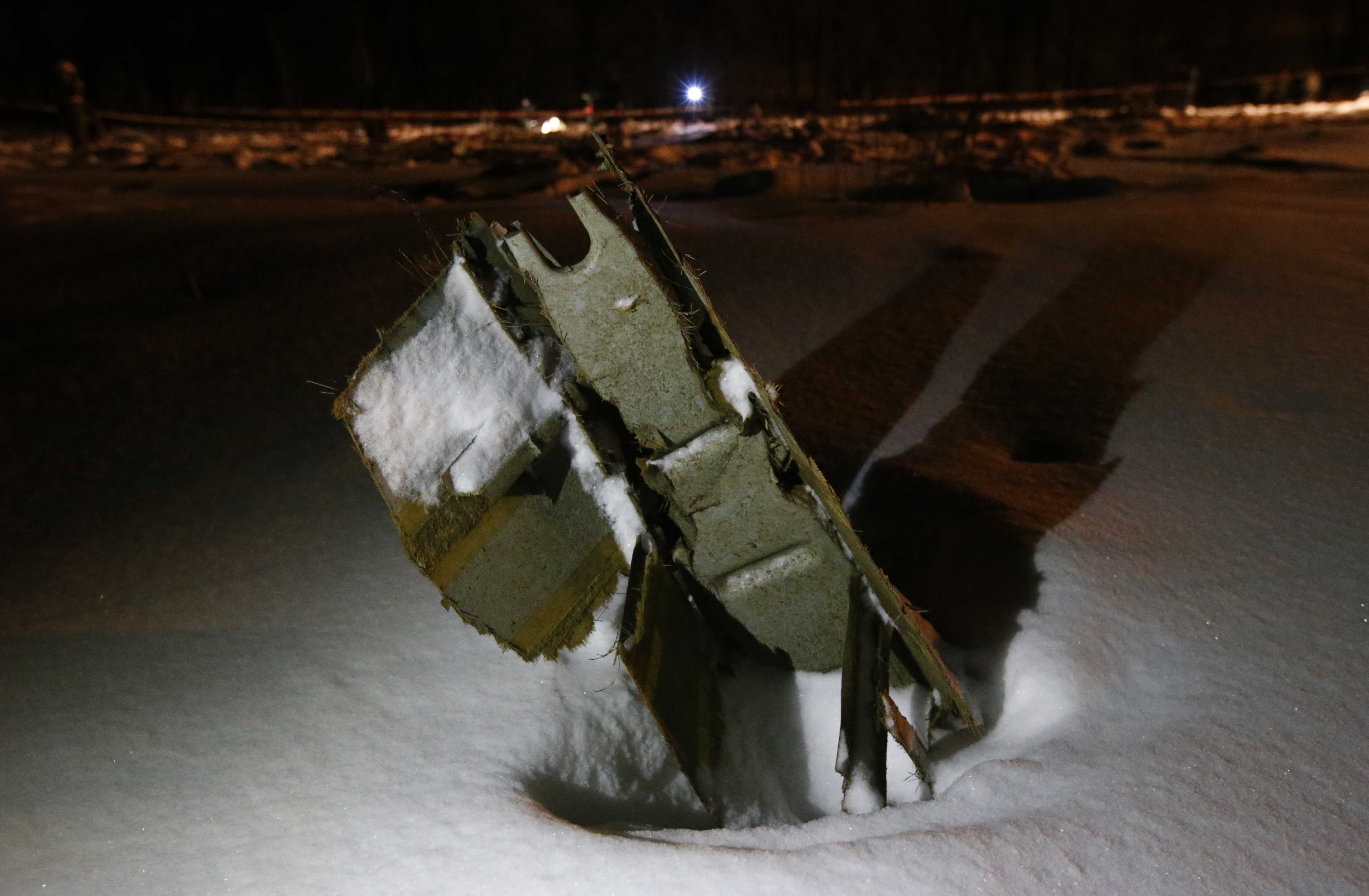Servicios de Emergencia trabajan luego de que el avión ruso se estrellara. Foto: Reuters