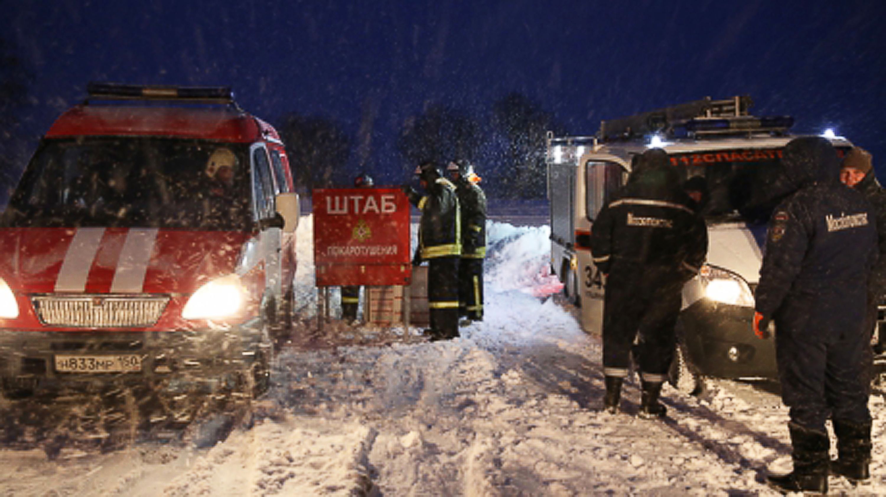 Servicios de Emergencia trabajan luego de que el avión ruso se estrellara. Foto: AFP