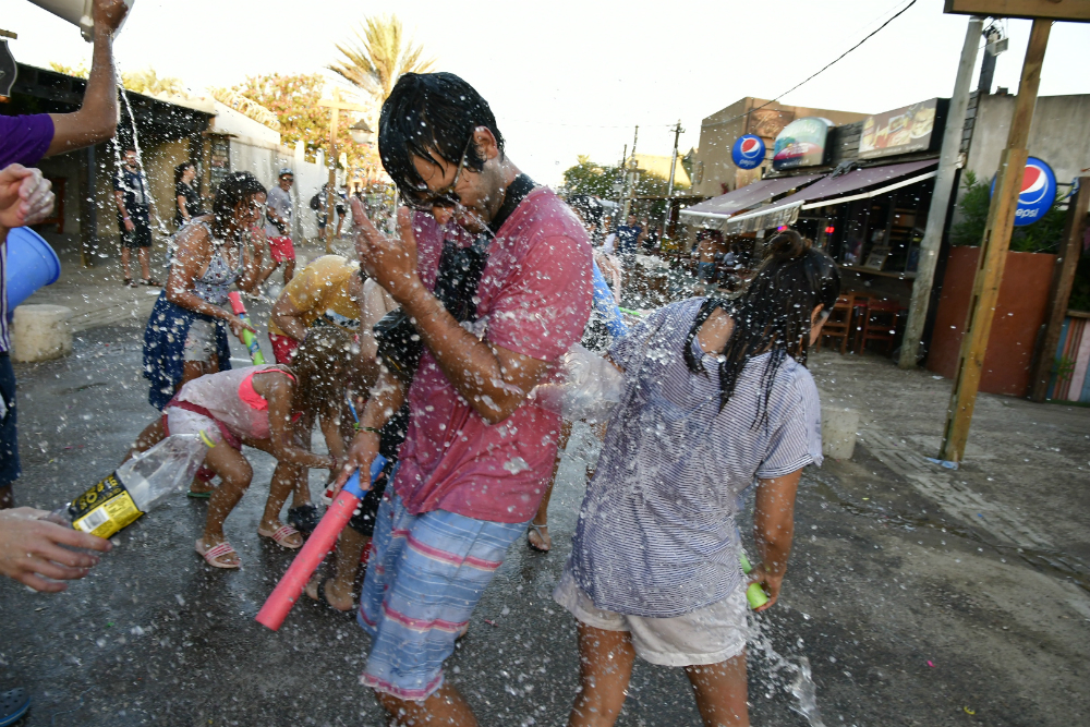 Decenas de niños, adolescentes y jóvenes realizaron la tradicional guerra de agua. Foto: F. Ponzetto