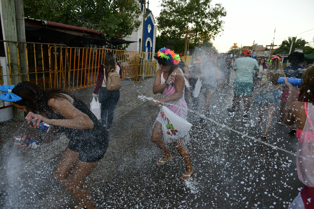 Decenas de niños, adolescentes y jóvenes realizaron la tradicional guerra de agua. Foto: F. Ponzetto