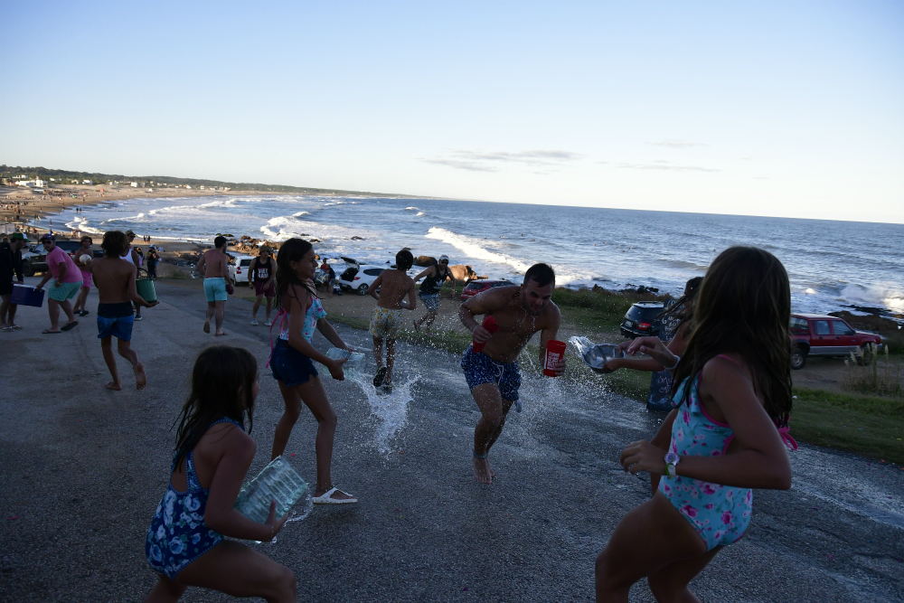 Decenas de niños, adolescentes y jóvenes realizaron la tradicional guerra de agua. Foto: F. Ponzetto