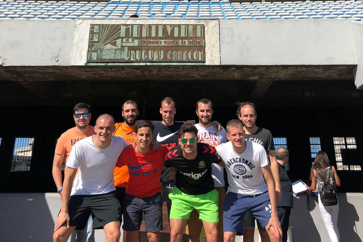 El equipo del Barcelona Camp conociendo el Estadio Centenario.