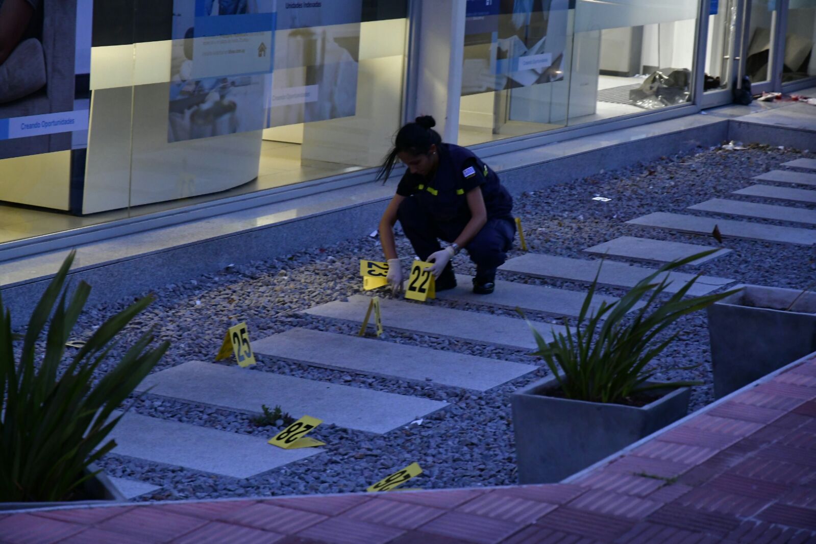 La Policía trabaja en la escena del crimen. Foto: Fernando Ponzetto