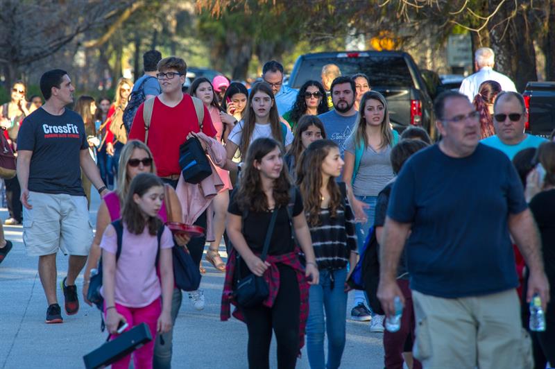 Familiares se reencuentran con alumnos que estaban en el momento del tiroteo. Foto: EFE