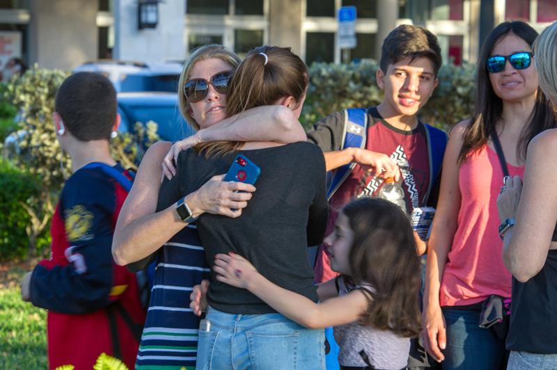 Familiares se reencuentran con alumnos que estaban en el momento del tiroteo. Foto: EFE