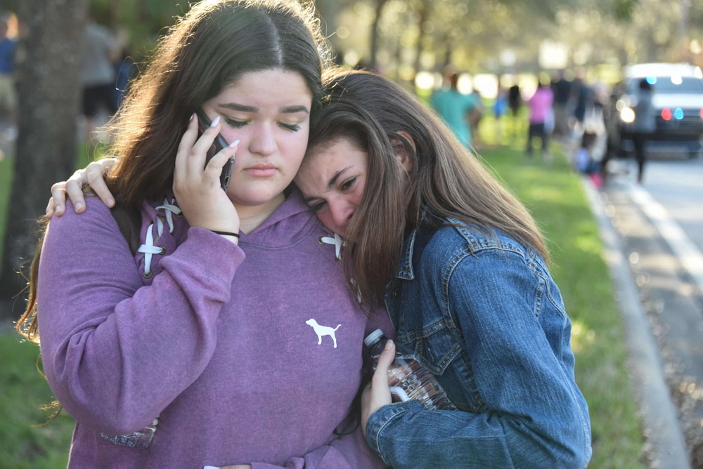 Alumnas de la escuela secundaria Marjory Stoneman Douglas no encuentran explicación a lo que acaba de pasar. Foto: AFP
