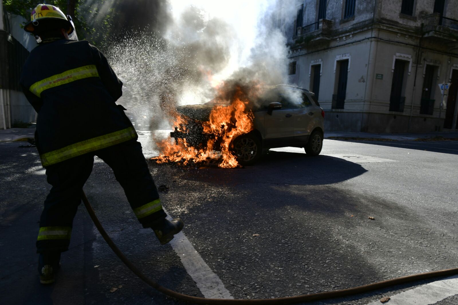 Auto se incendió en el cruce de Zelmar Michellini y Maldonado. Foto: Fernando Ponzetto