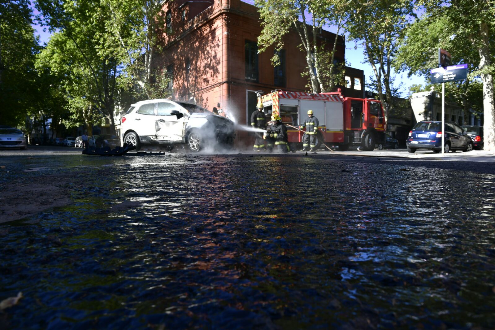 Auto se incendió en el cruce de Zelmar Michellini y Maldonado. Foto: Fernando Ponzetto