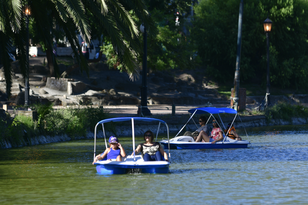 Con el reacondicionamiento del lago del Parque Rodó quedaron inauguradas las clásicas lanchitas. Foto: F. Ponzetto