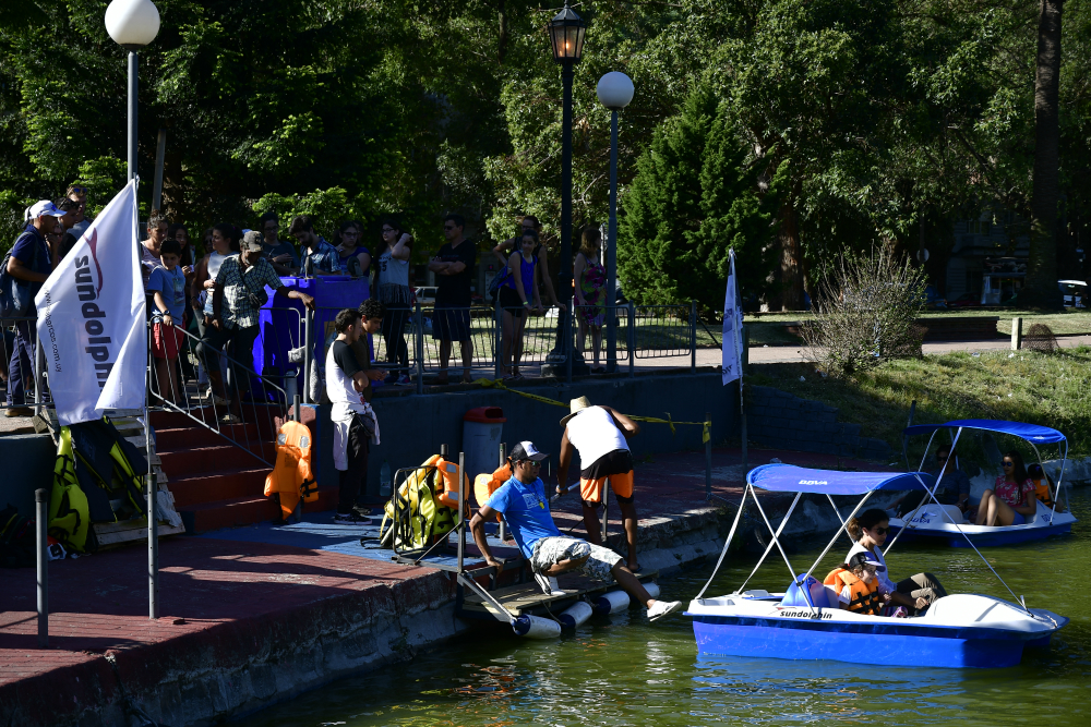Con el reacondicionamiento del lago del Parque Rodó quedaron inauguradas las clásicas lanchitas. Foto: F. Ponzetto