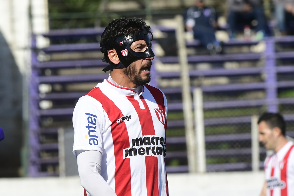 Juan Manuel Olivera con la protección en su rostro. Foto: Marcelo Bonjour