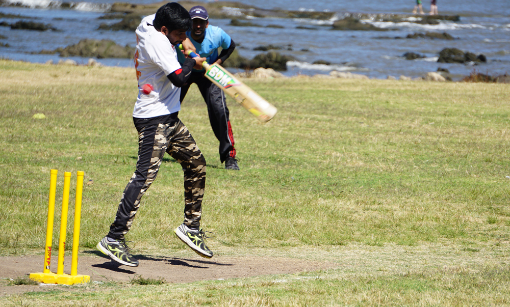 Bateador. A diferencia del béisbol, el bate del cricket es aplanado. Está hecho de madera y mide 96 centímetros. Foto: El País