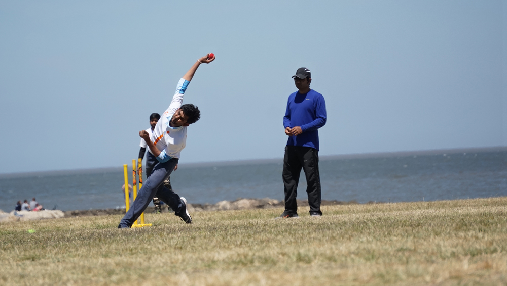 La pelota es maciza y similar a la de tenis y el lanzador intenta darle al wicket (los tres palos verticales). Foto: El País