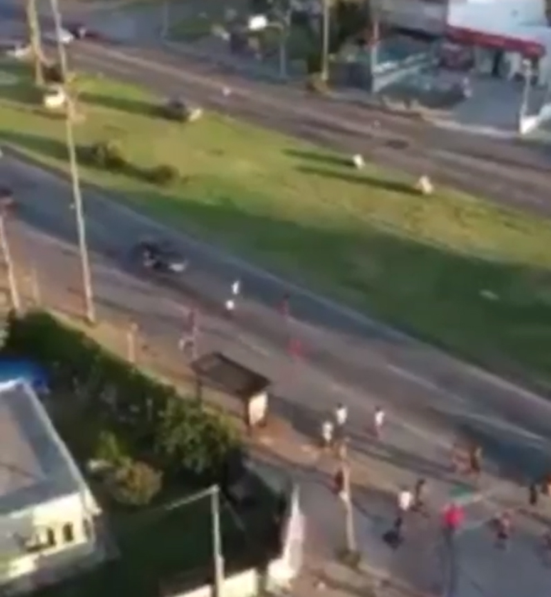 Incidentes en Av. Italia. Foto:Captura video