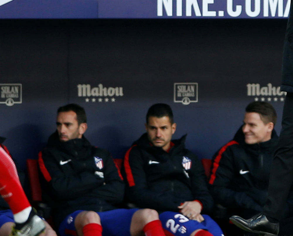 Diego Godín vio el primer tiempo desde el banco de suplentes
