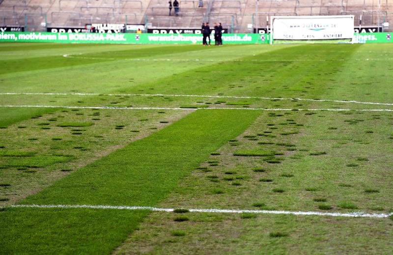 Así estaba la cancha del Borussia Mönchengladbach. Fotos: EFE