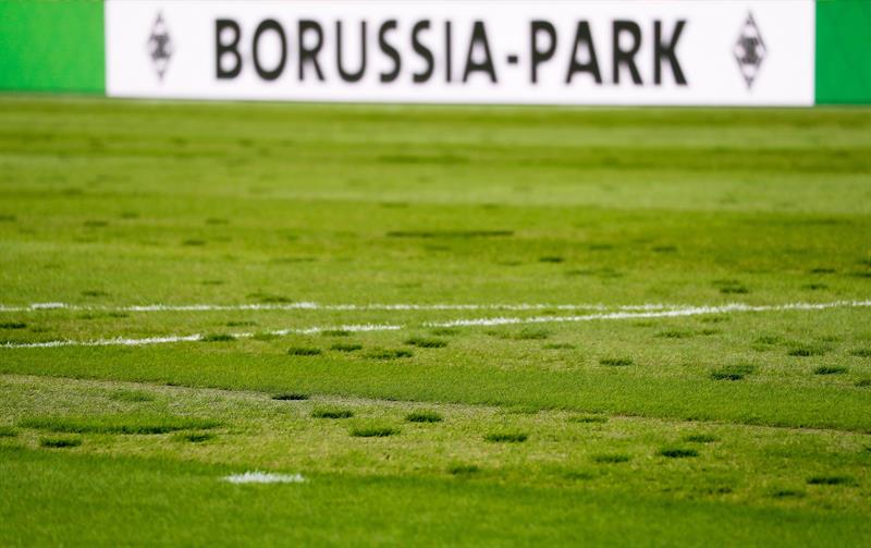 Así estaba la cancha del Borussia Mönchengladbach. Fotos: EFE
