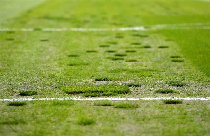 Así estaba la cancha del Borussia Mönchengladbach. Fotos: EFE