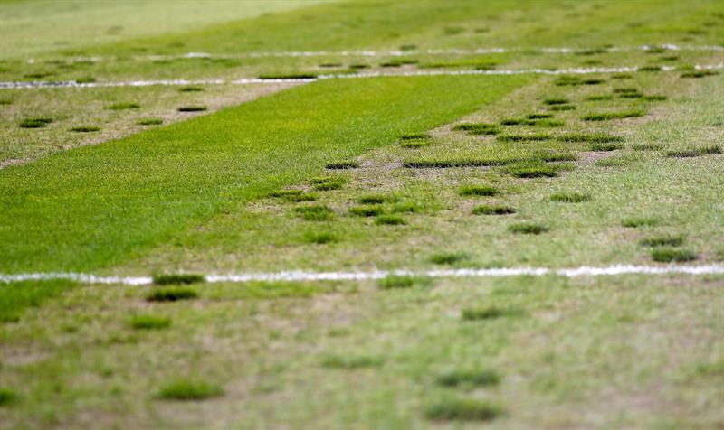 Así estaba la cancha del Borussia Mönchengladbach. Fotos: EFE