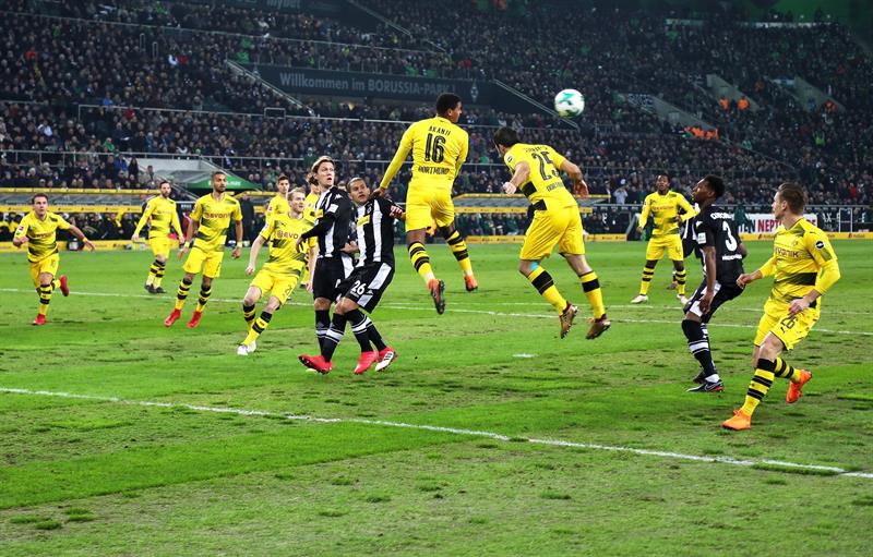 Así estaba la cancha del Borussia Mönchengladbach. Fotos: EFE